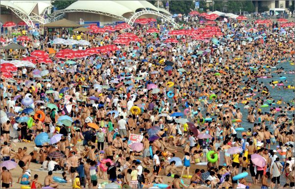 Chinese-crowded-beach-5