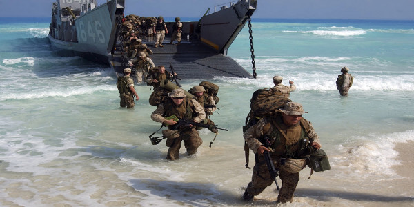 ionary_Strike_Group_One_(ESG-1),_13th_Marine_Expeditionary_Unit_disembark_a_Landing_Craft_Utility_(LCU)_from_the_amphibious_assault_ship_USS_Tarawa_(LHA_1)_