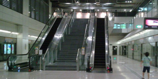 redwire-singapore-circle-line-train-escalator-stairs-390×293