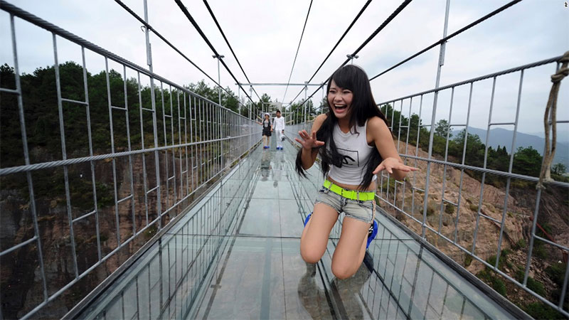 Glass bridge in China. Source: yatabaza.com