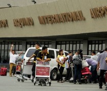 Porters at the NAIA Airport. Picture from Philnews.ph.