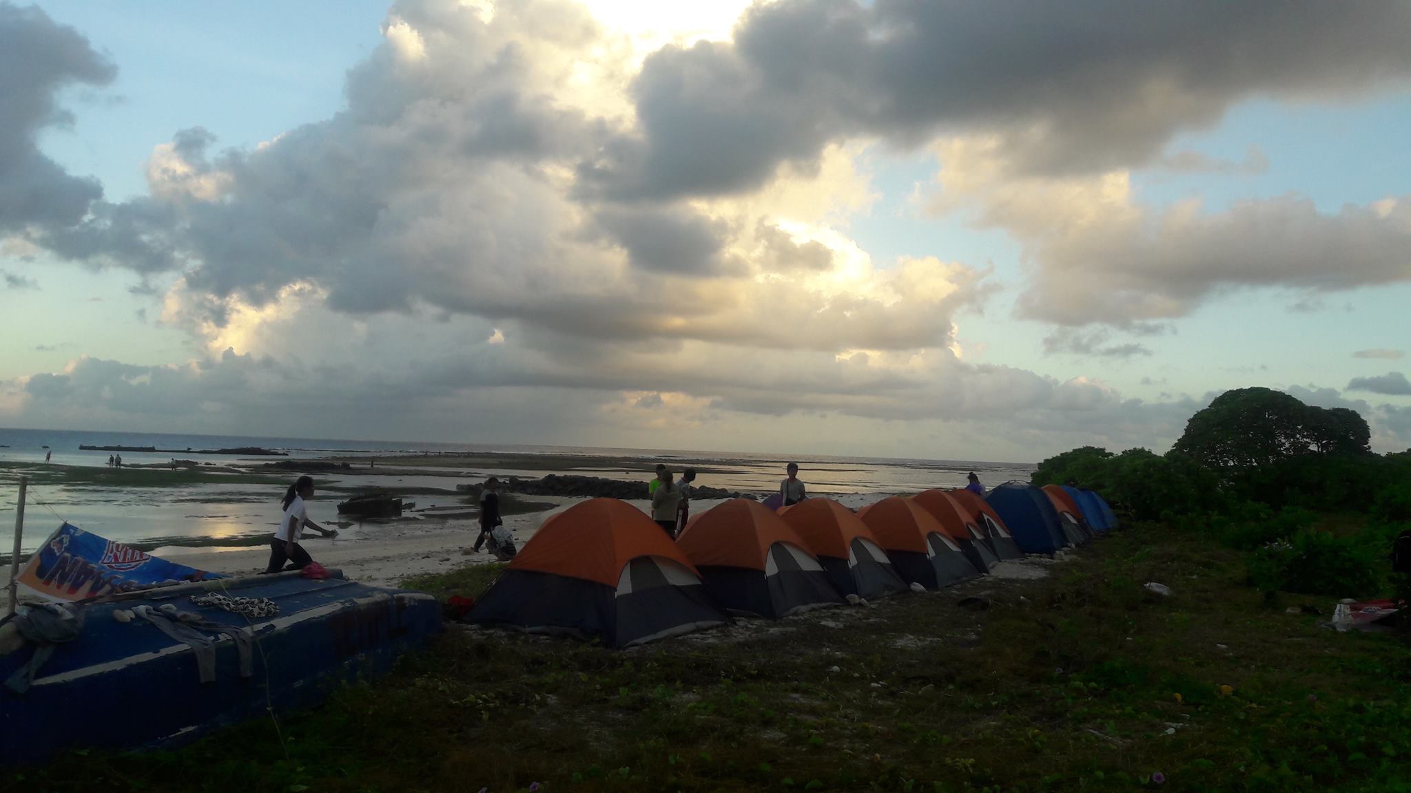 47 youth volunteers camps out on the shore of Pag-asa island, December 27, 2015 Photo via Kalayaan Atin Ito Facebook page