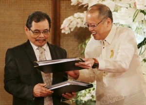 MILF negotiator Mohagher Iqbal (left) at a ceremony with Philippine President Benigno Aquino. The MILF group signed a peace deal with the Philippine government last year. Photo: AP