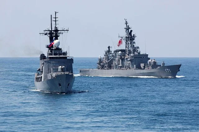 Philippine Navy frigate BRP Ramon Alcaraz (PF-16) and Japan Maritime Self Defense Force ship JS Hatakaze (DDG 171) conduct drills during Exercise KAKADU 2014 off the coast of Darwin, Australia. Australian Navy/Paul McCallum