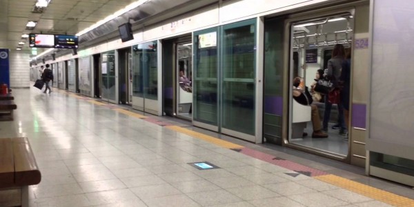 Seoul Korea subway line platform